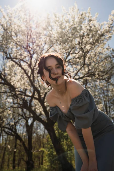 레이디푸른 드레스를 정원의 카메라를 있습니다 — 스톡 사진