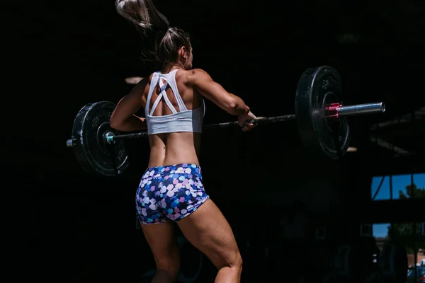 Fit Female Doing Clean Barbell Dark Gym Bac — Fotografia de Stock