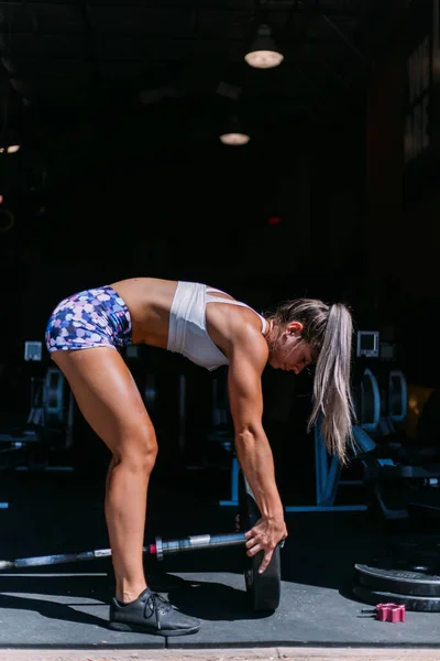 Fit Female Putting Plate Her Barbell Crossfit Gym — Fotografia de Stock