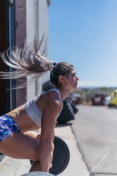 Fit Woman Doing Barbell Workout Outdoors Her Hair Flying — Fotografia de Stock