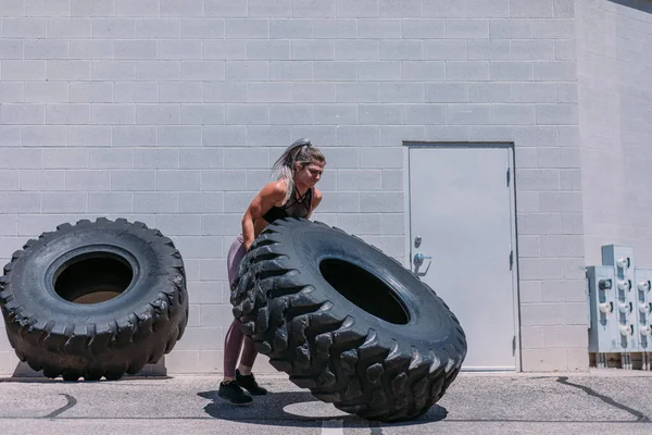 Athlete Woman Doing Large Tire Flip — Fotografia de Stock