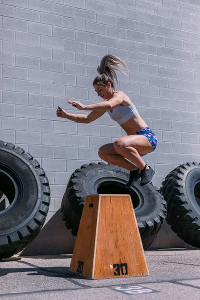 Woman Doing Box Jump Brown Inch Box Tir — стоковое фото