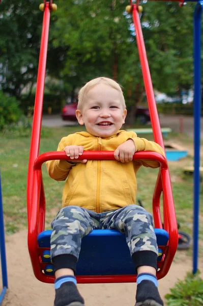 Glücklicher Junge Auf Schaukel Auf Spielplatz — Stockfoto