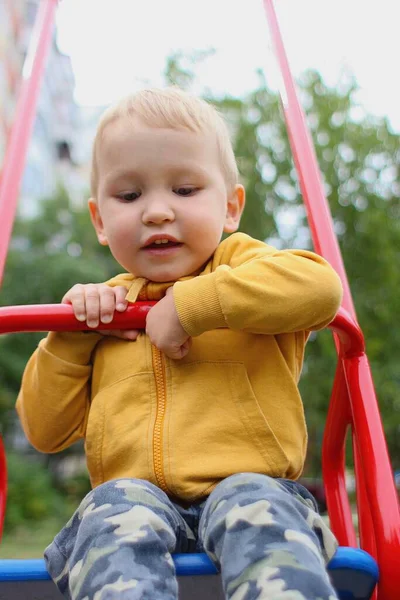 Junge Auf Roter Schaukel Auf Spielplatz — Stockfoto