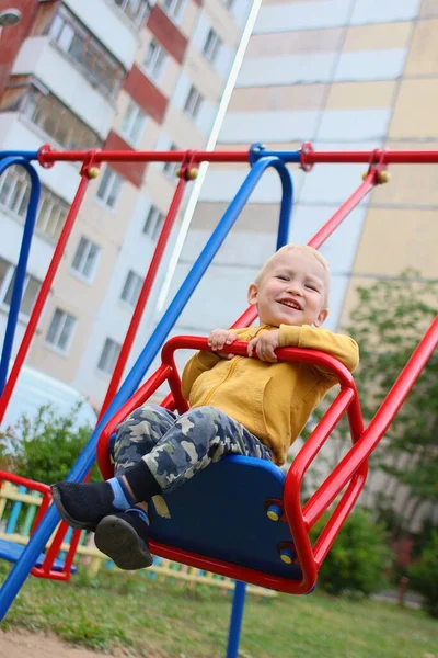 Rapaz Sorridente Baloiços Parque Infantil — Fotografia de Stock