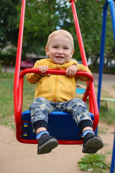 Rapaz Sorridente Baloiços Parque Infantil — Fotografia de Stock