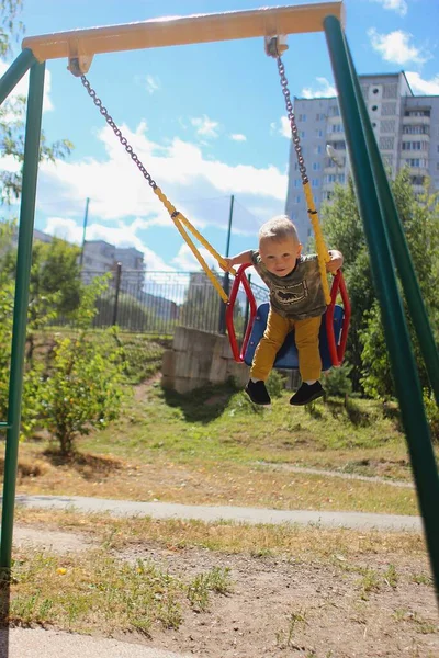 Хлопчик Летить Гойдалці — стокове фото