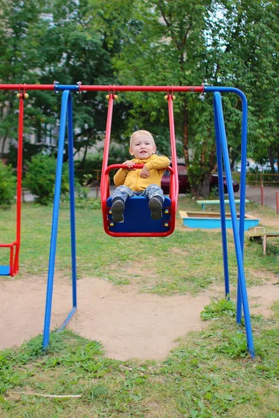 Menino Voa Balanço Playground — Fotografia de Stock