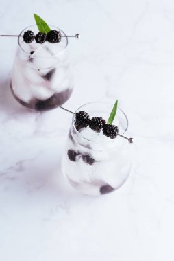 Hafif mermer üzerinde böğürtlenli alkollü kokteyl