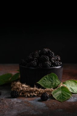 Siyah seramik kasede taze böğürtlen