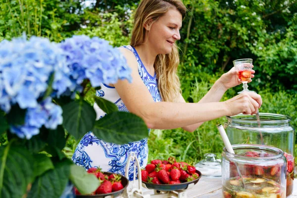 Young Woman Handing Out Summer Cocktails Party Garden — Stock Photo, Image