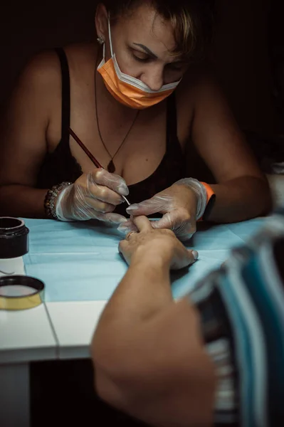 Masked Manicurist Makes Manicure Beauty Salon — Stock Photo, Image