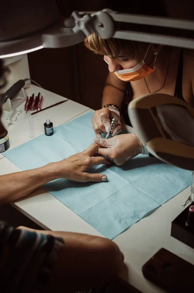 Manicurist Hands Paint Nails Client Hand Varnish — Stockfoto