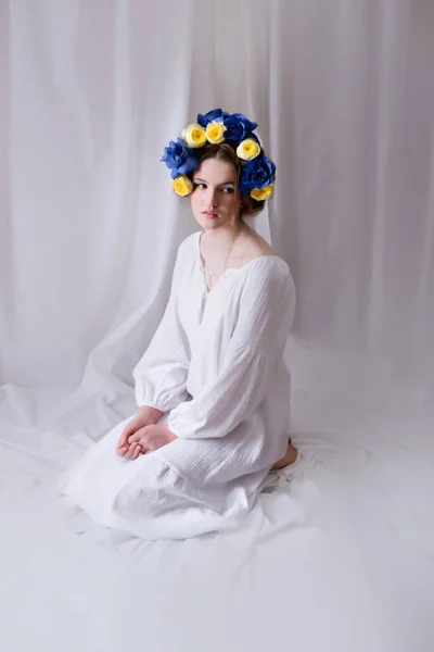 Mooie Oekraïense Vrouw Met Een Bloem — Stockfoto