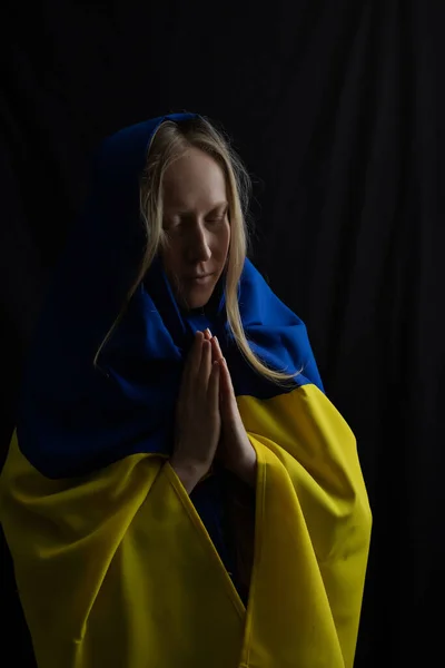 Žena Vlajkou Modlící Bůh Ochraňuj Ukrajinu — Stock fotografie