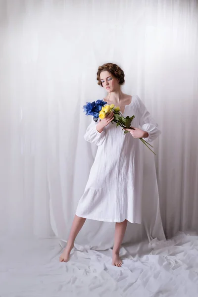 Oekraïense Meisje Met Blauwe Gele Bloemen Het Wit — Stockfoto