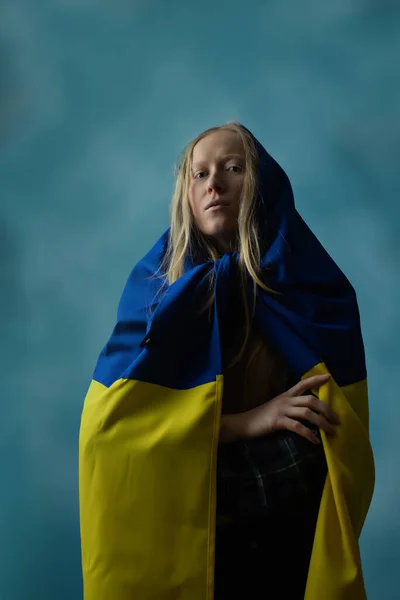 Jonge Vrouw Met Oekraïense Vlag Het Hoofd — Stockfoto