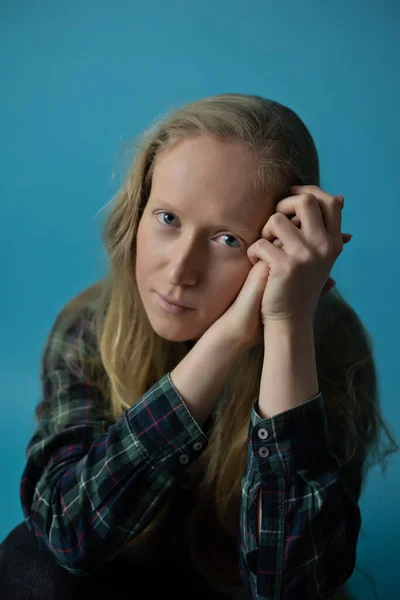 Oekraïense Moderne Vrouw Blauwe Achtergrond — Stockfoto