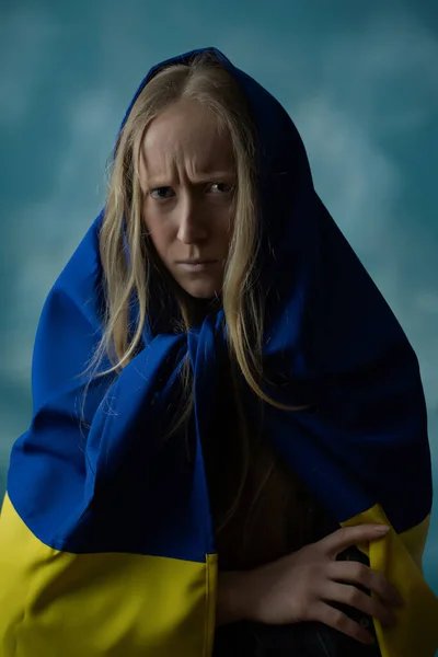 Rozrušená Žena Ukrajinskou Vlajkou — Stock fotografie
