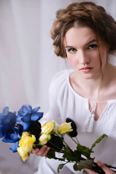 Ουκρανικό Κορίτσι Μπλε Κίτρινα Λουλούδια Λευκό — Φωτογραφία Αρχείου