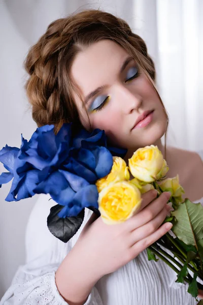 Młoda Ukrainka Kwiatem — Zdjęcie stockowe