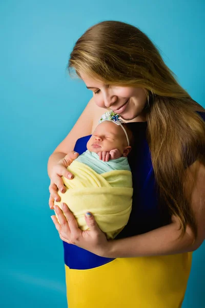 Mãe Ucraniana Com Bebê Menina — Fotografia de Stock