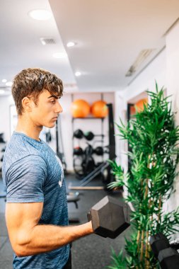 genç sporcu ile Halter egzersiz