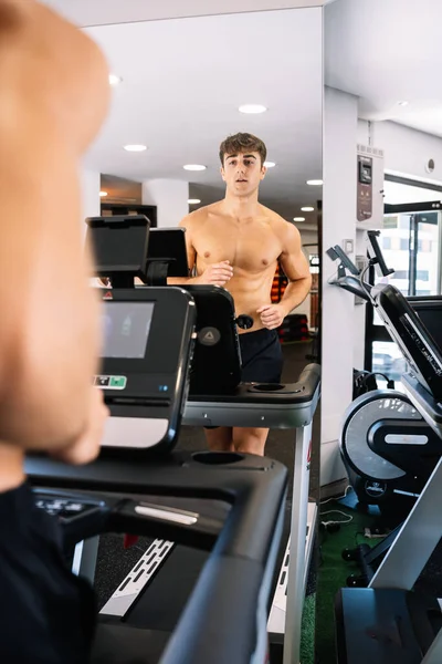 Sportsman Running Treadmill Looking Mirror — Stockfoto