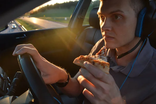 Hombre Conduciendo Comiendo Usando Teléfono — Foto de Stock