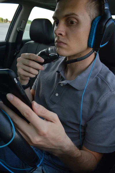 Homem Dirigindo Comendo Usando Telefone — Fotografia de Stock