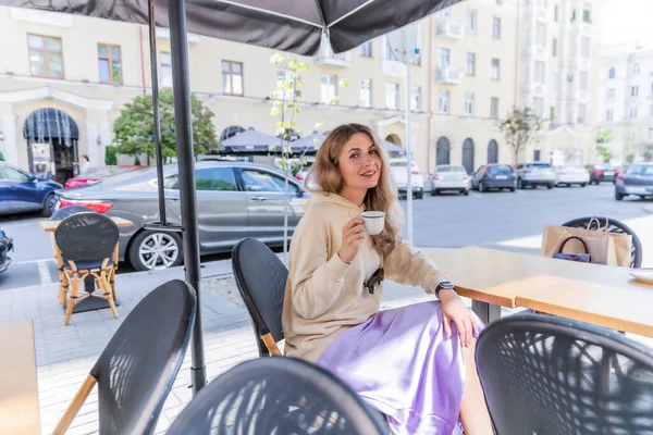 Girl Long Hair Sits Cafe Drinks Coffee — Stockfoto