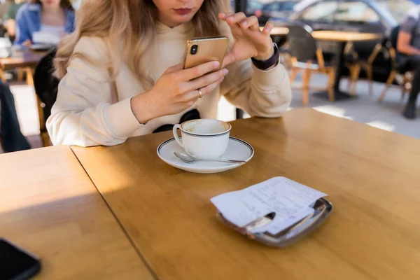 Girl Going Pay Coffee Application — Stock Fotó