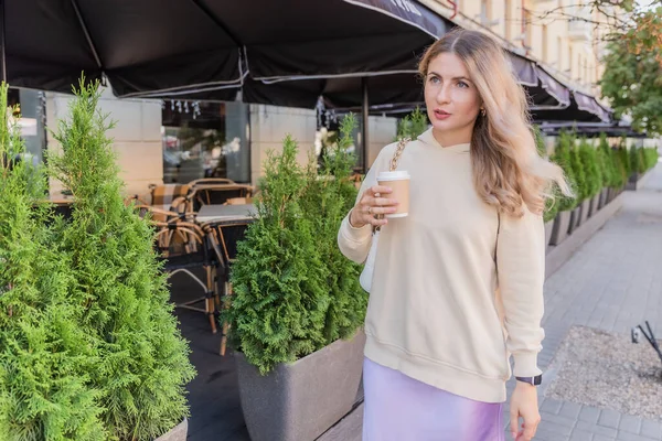 Girl Going Street Craft Cup Coffee — стоковое фото