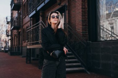 Eski kasabanın sokaklarında gözlüklü genç bir kız