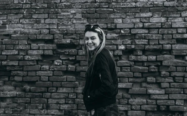 Young Girl Smiling Standing Brick Wall Street — Stock Photo, Image