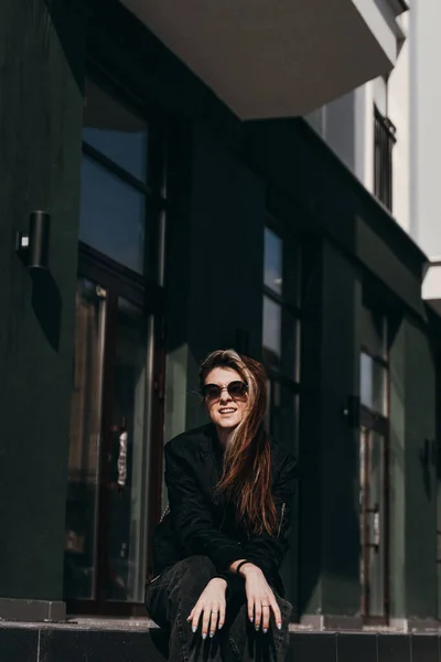 Egy Szemüveges Fiatal Lány Utcán Épület Mellett — Stock Fotó