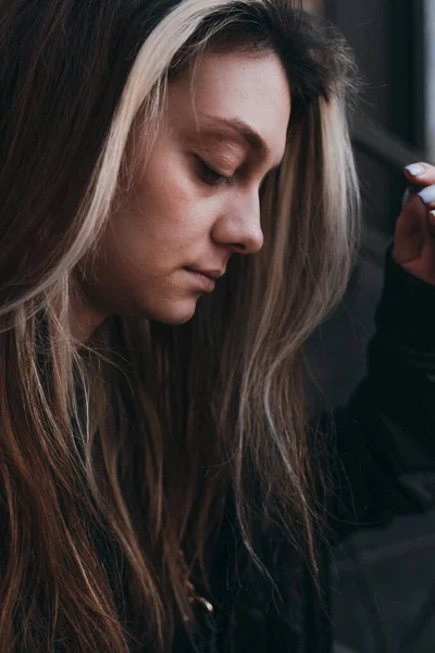 Jovem Menina Bonita Abaixou Cabeça Close — Fotografia de Stock