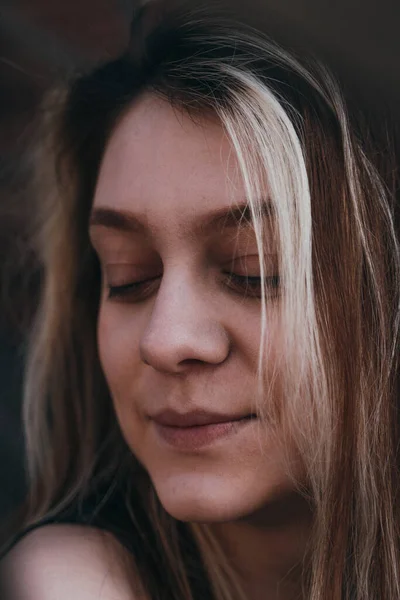 Jovem Sorrindo Com Olhos Fechados Close — Fotografia de Stock