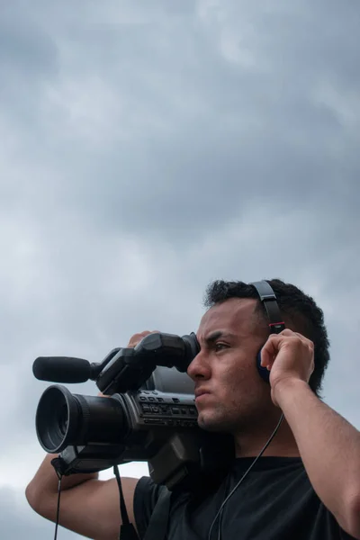 Чоловік Знімається Великою Відеокамерою Похмурий День — стокове фото