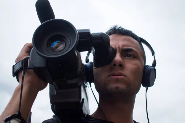 Uomo Che Filma Con Una Grande Videocamera Una Giornata Nuvolosa — Foto Stock
