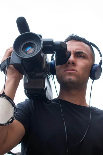 Uomo Che Filma Con Una Grande Videocamera Una Giornata Nuvolosa — Foto Stock