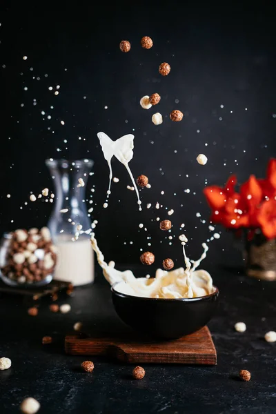 Magisch Ontbijt Met Vliegende Ontbijtgranen Melkspetters — Stockfoto