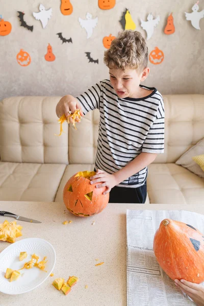 Chlapec Připravuje Dýně Jack Lucerně Halloween — Stock fotografie