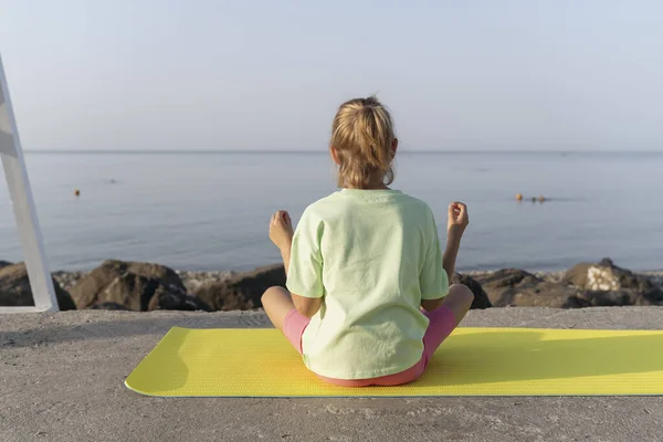 Girl Doing Yoga Seashore Yoga Mat — Stock Photo, Image