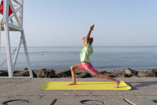 Girl Doing Yoga Beach Early Morning — Stock Photo, Image