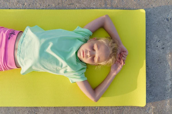 Yoga Yapan Bir Kız Yoga Minderinde Yatar — Stok fotoğraf