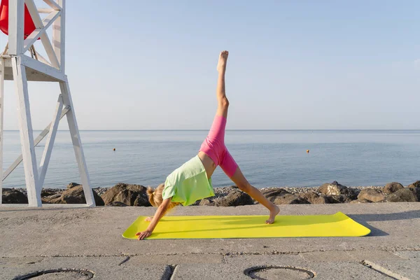 Girl Doing Yoga Beach Yoga Mat Morning — Stock Photo, Image