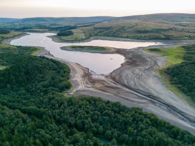Stock Reservoir 'ın insansız hava aracı çekimleri ile kuraklık koşulları gösteriliyor