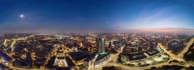 Leeds gökyüzünde yaz gündoğumunda