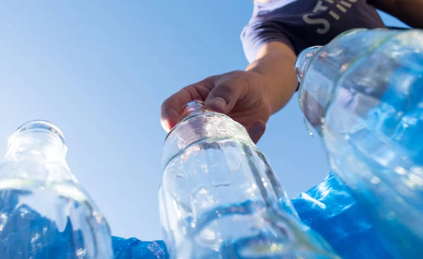 Hombre Dejando Una Botella Vidrio Una Papelera Reciclaje Azul —  Fotos de Stock